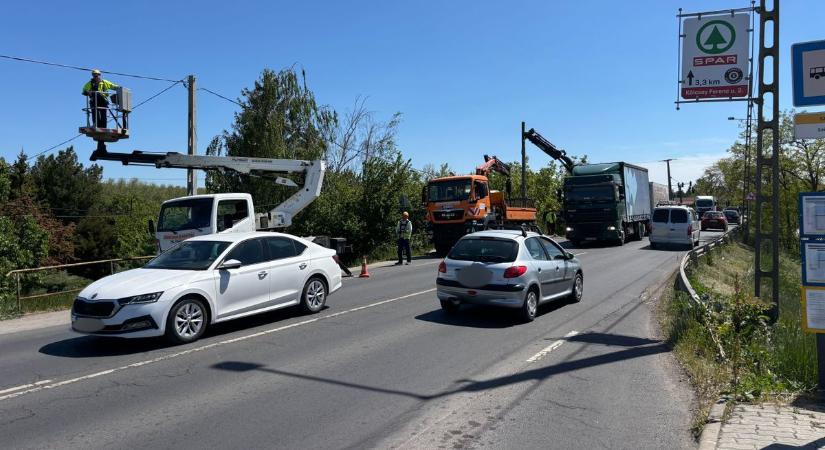 Ebben a szolnoki megállóban nem állnak meg a buszok – oszlopcsere miatt lehet fennakadás