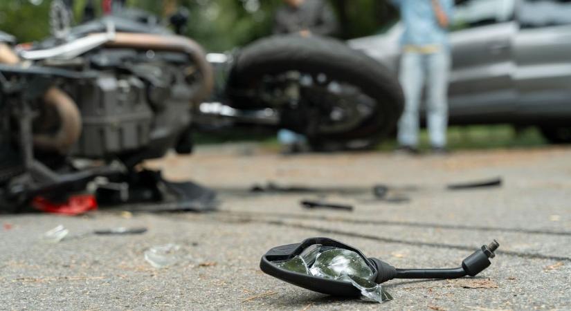 Motor és autó karambolozott a 77-es főúton