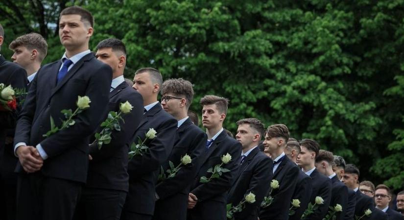 Elballagtak a végzősök a zalaegerszegi Ganz-technikumban — nézd meg képeinket, légy részese a pillanatnak! (galéria)