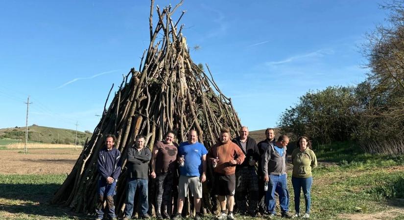 Hatalmas máglya épült a községénél - nosztalgiázott a polgármester