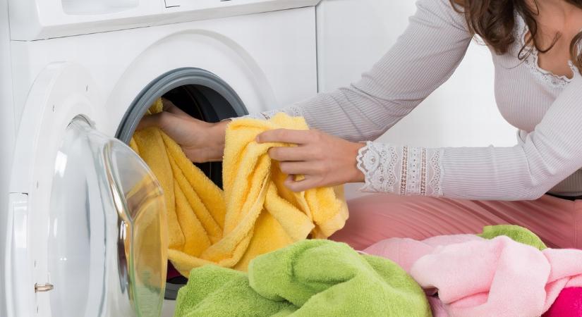 Ezt teszik a tapasztalt háziasszonyok a mosógépbe, hogy bársonyosan puha legyen a törölköző