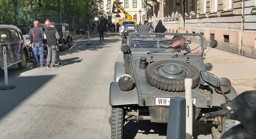 Teljes káosz a belvárosban: náci egyenruhások mindenhol – de mi áll mögötte?