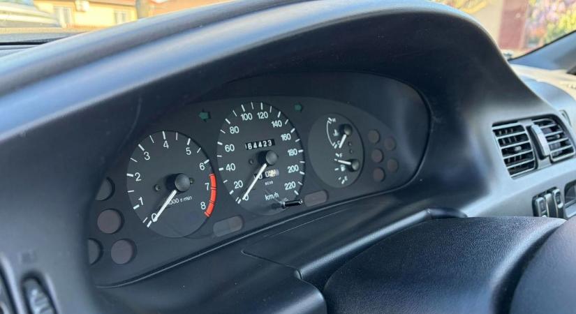 Éva és a nagypapa kalandja: Zala szomszédjából kerül elő az ország legjobb állapotú „mezítlábas” Mazdája (galéria)