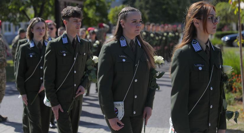 Egy korszak lezárult a laktanya falai között, elballagtak a Kratochvil végzősei – fotókkal, videóval