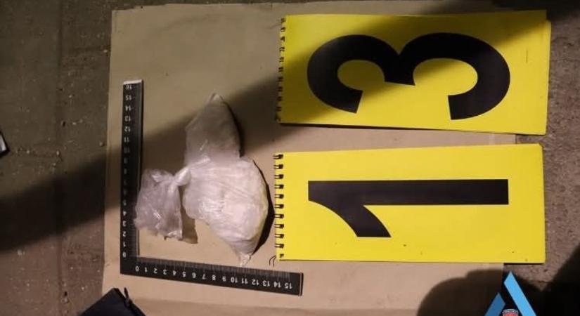 Elkapták az esztergomi "dílerkirálynőt": parkolóban csaptak le ráfotók