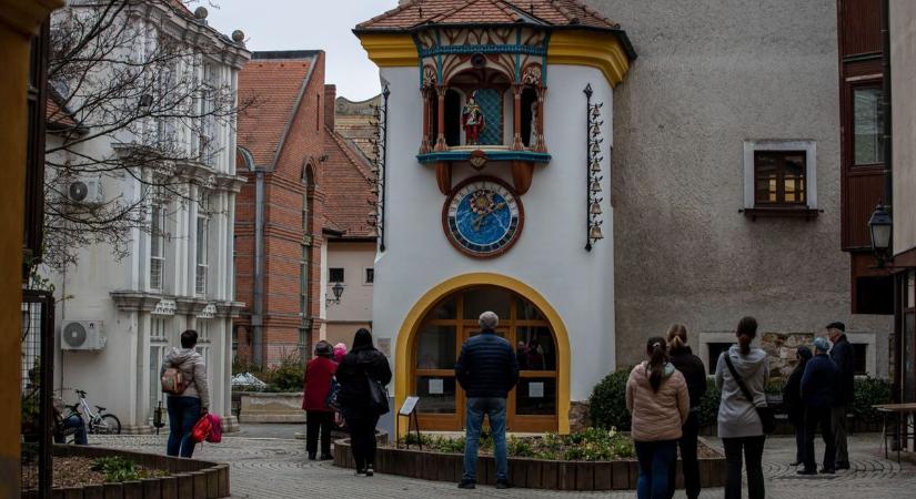 Harangszó vezet végig Székesfehérvár belvárosán