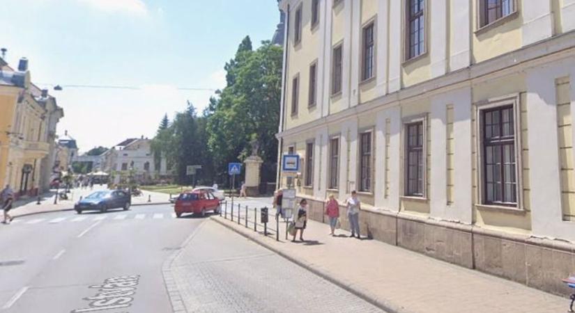 Ezt biztosan nem érdemelte az egri motoros – csúnyán elbántak a járgánnyal, amíg parkolt