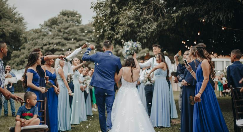 Hogyan viselkedjünk vendégként egy olyan esküvőn, amit ellenzünk?