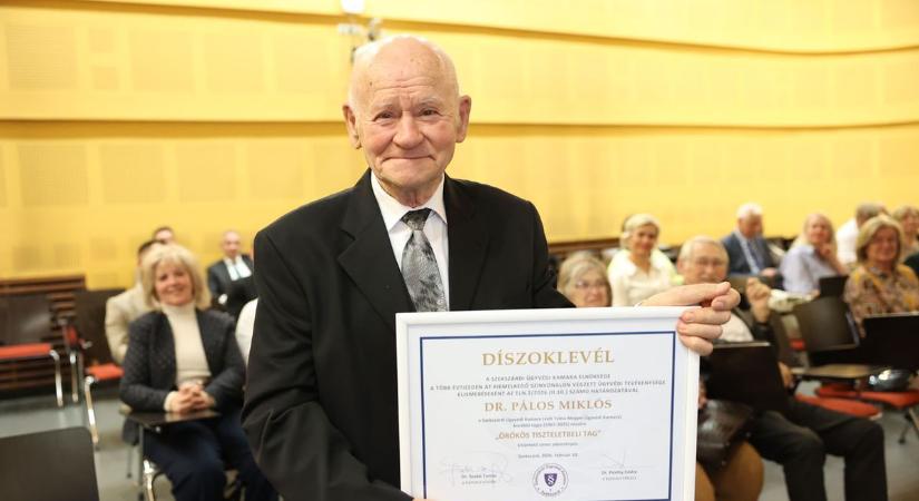 Örökös tiszteletbeli kamarai tag címet vehetett át dr. Pálos Miklós (videó)