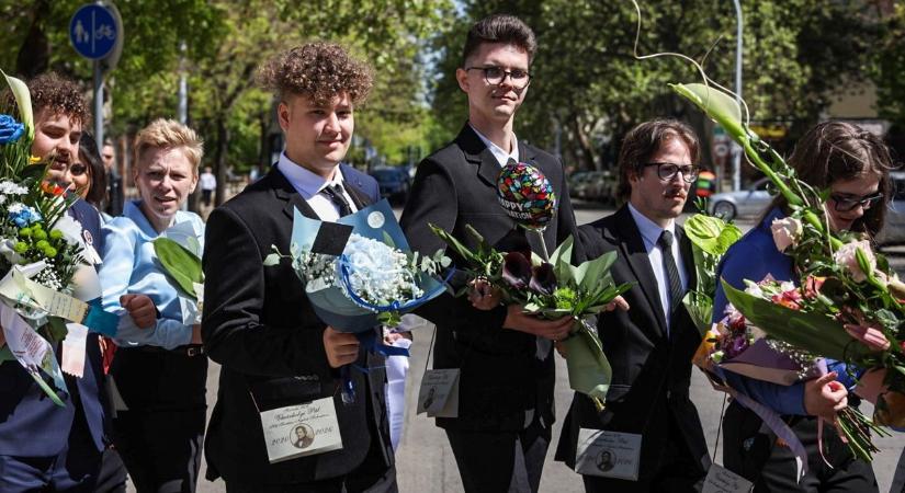 Könnyek és mosolyok a szolnoki „Közgében” – mutatjuk a ballagás legszebb pillanatait – galéria