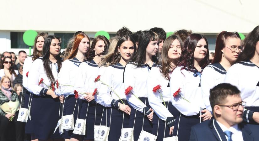 Így búcsúzott ma iskolájától 160 diák a Nyíregyházi Vasvári Pál Gimnáziumban