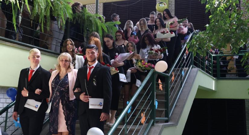 Megható búcsú a Dunaferr iskola ballagásán: közel 70 diák lépett a nagybetűs életbe (galériával)