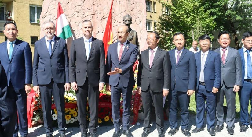 Koszorúzás és emléktábla-avatás – a vietnámi nemzeti mozgalom vezetőjére emlékeztek a zalai városban (galéria, videó)