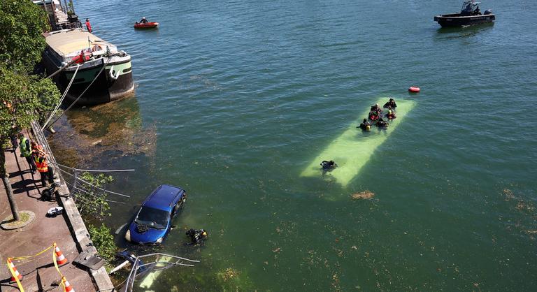 Nekiütközött egy parkoló autónak, majd az utasaival a fedélzetén a Szajnába zuhant egy busz