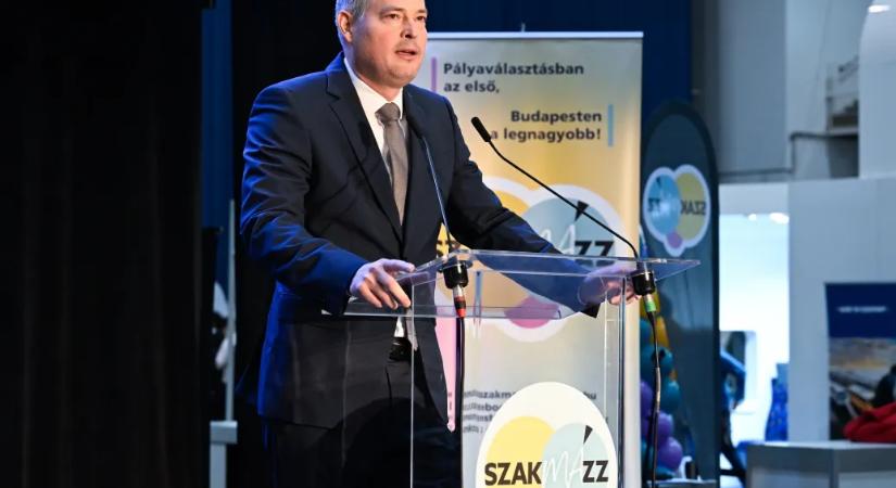 Házkutatást tartottak Sára Botond lakásán a 70 ezer forintos bor ügyében