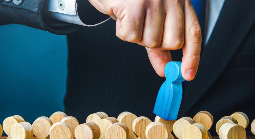 A kormányváltás a fókuszban, kivár a munkaerőpiac