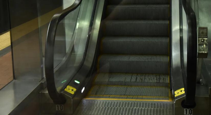 Tragédia a mozgólépcsőn: feleségét akarta megmenteni, halálos esés lett a vége