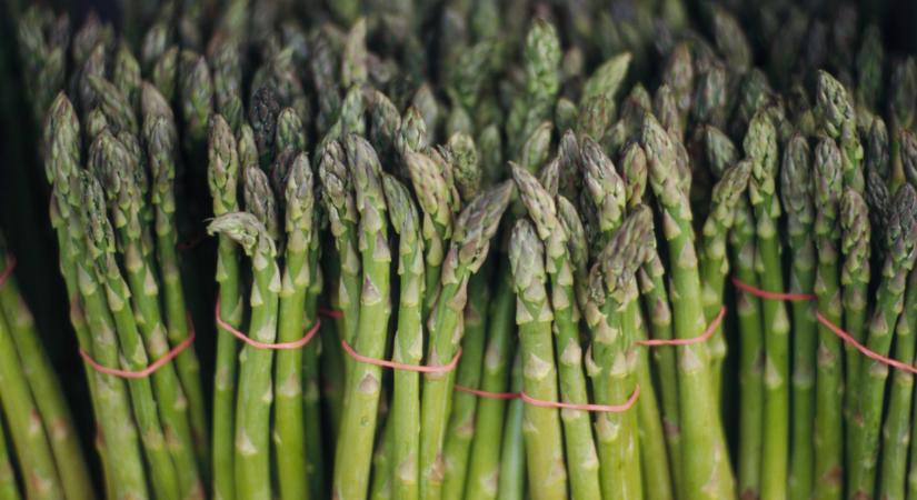 Nem semmi: ennyit kérnek egy kiló spárgáért a holland boltokban