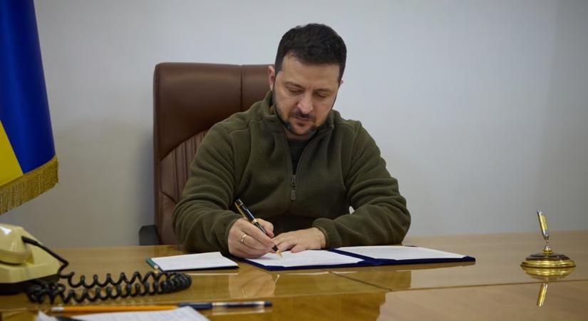 Zelenszkij aláírta a hadiállapot és a mozgósítás további 90 nappal történő meghosszabbításáról szólótörvényeket