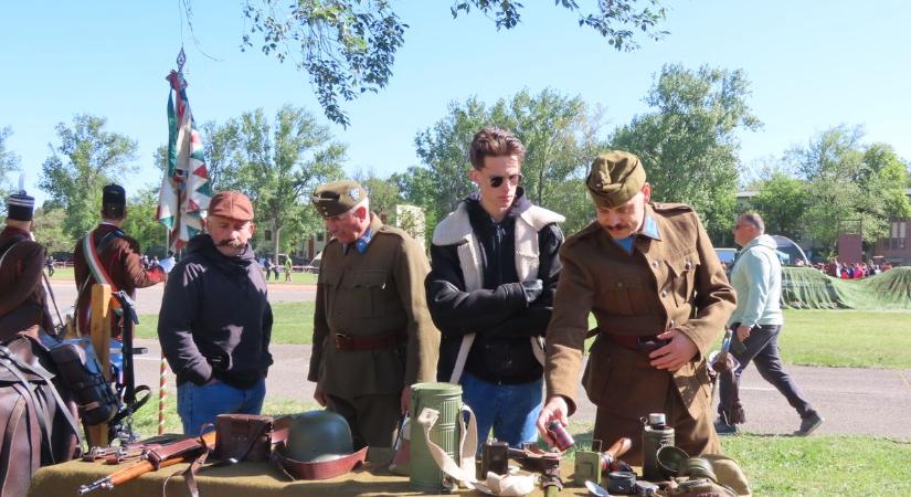 Különleges vendég tűnt fel a laktanyában, ilyen volt a szentesi műszakiak és rendőrök napja