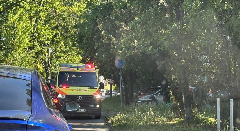 Mentők a helyszínen, rosszul lett egy futár a belvárosban