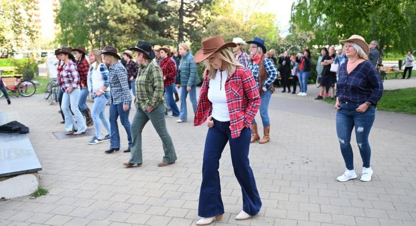 Minden lépésben az örömet keresik: így ünnepelt a Nevada Country Táncklub Szolnokon – galériával