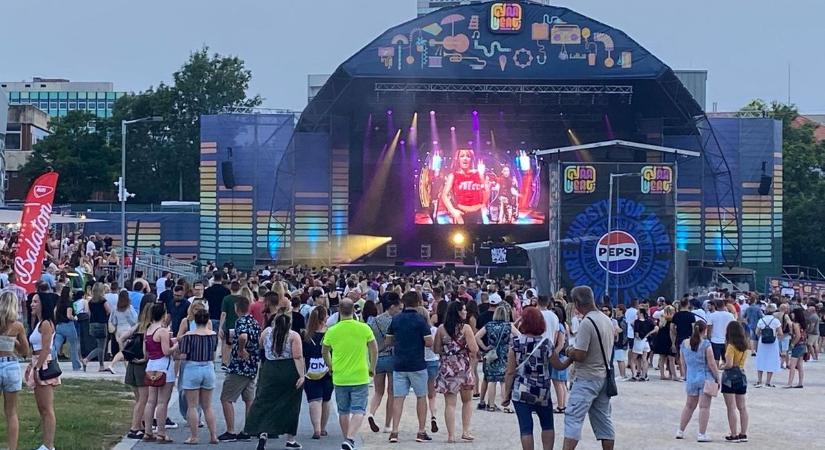 Kérdések és válaszok a Gyárkert jövőjétől a Gizella-napi Hősök-koncertig (galéria)