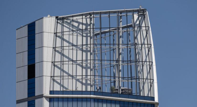 Videón, ahogy ejtőernyővel ugrott le a Mol-torony tetejéről egy külföldi férfi