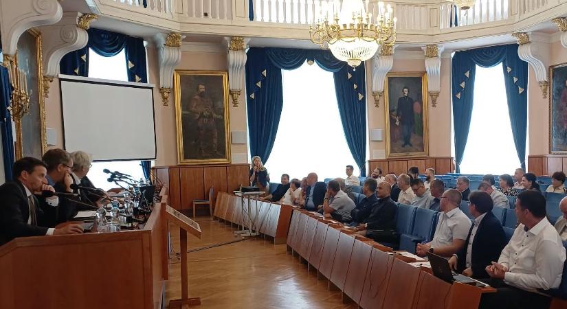 Fidesz-DK alku után 20 milliós emelést adnak a Pest megyei közgyűlés alelnökeinek