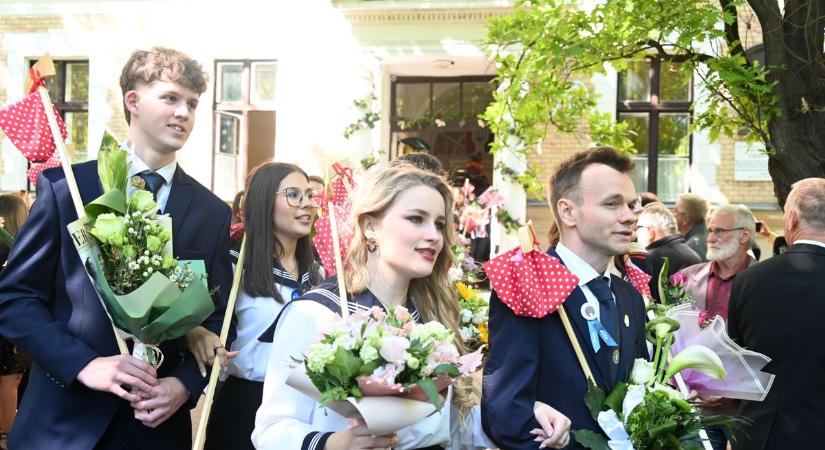 Ballagókkal telt meg a szolnoki belváros, a gimnáziumok végzősei is elbúcsúztak – videóval, galériával