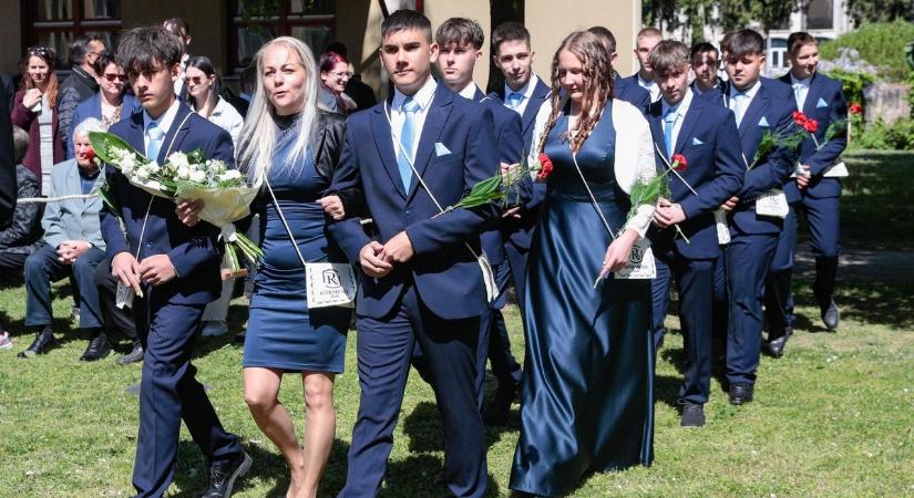 Giganagy ballagási körképünk: könnyes szemek és magabiztos, széles mosolyok