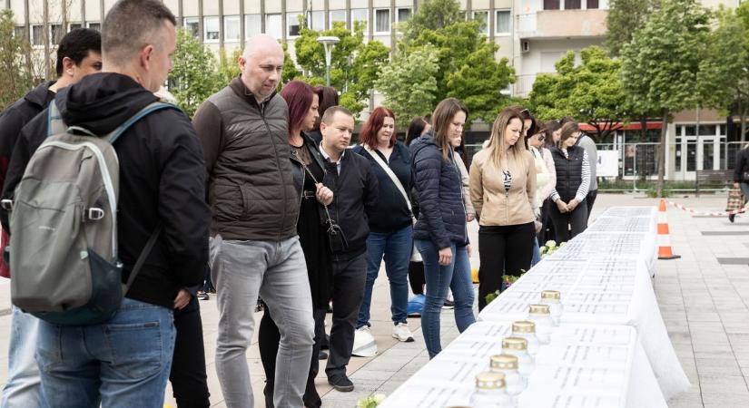 Végzetes tragédiák – munkabalesetek áldozataira emlékeztek a zalai városban (galéria, videó)