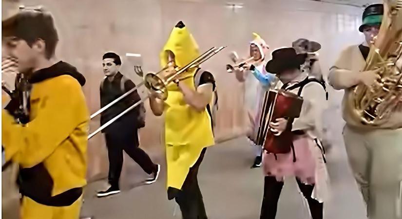 Videón a miskolci bolondballagás, elképesztő jelmezekben szántották fel a belvárost