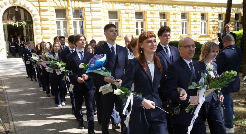 Egy híján félezren búcsúztak Kaposváron: könnyek és remények a ballagásokon