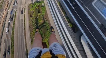 Videó: leugrott a Mol-torony tetejéről egy külföldi bázisugró