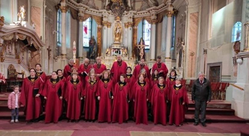 A Győri Palestrina Kórus Erdélyben örvendeztette meg a templomba látogatókat