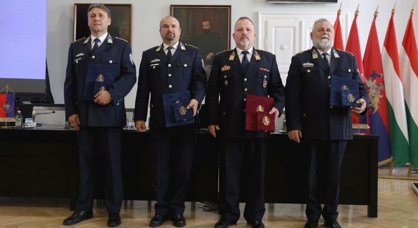 Elismeréseket adtak át a vármegye közbiztonságáért és tűzbiztonságáért dolgozó szakembereknek - képekkel, videóval