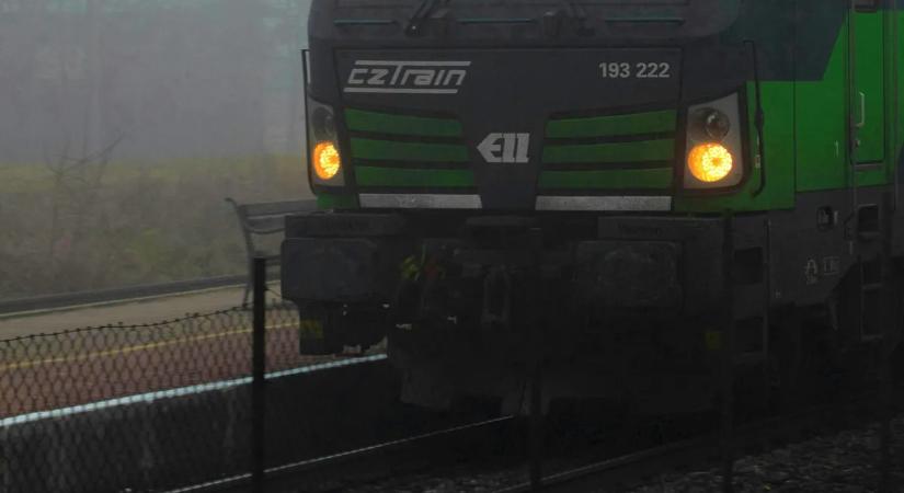 Káosz a vasúton: autót sodort el a vonat, leállt a forgalom a ceglédi fővonalon – videó