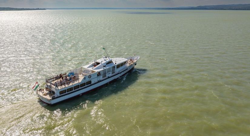 Különleges hosszú hétvégi hajójáratok indulnak Badacsonyból a Balaton legszebb panorámájával