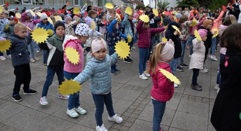 240 kisgyermek, 440 szál virág – ilyen volt az ovisok megható anyák napi akciója (galéria, videó)