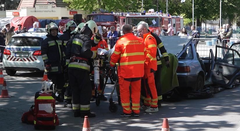 Lánglovagok bemutatójával ünnepelték Debrecenben a tűzoltók védőszentjének ünnepét – videóval