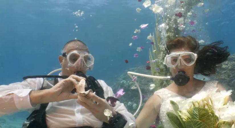 Mesés víz alatti esküvőt tartott a szerelmes pár - még a táncot is a tengerfenéken járták el