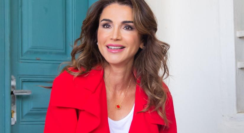 Ránija királyné megtalálta a tökéletes tavaszi blúzt: csinos, kényelmes, és minden szettet feldob