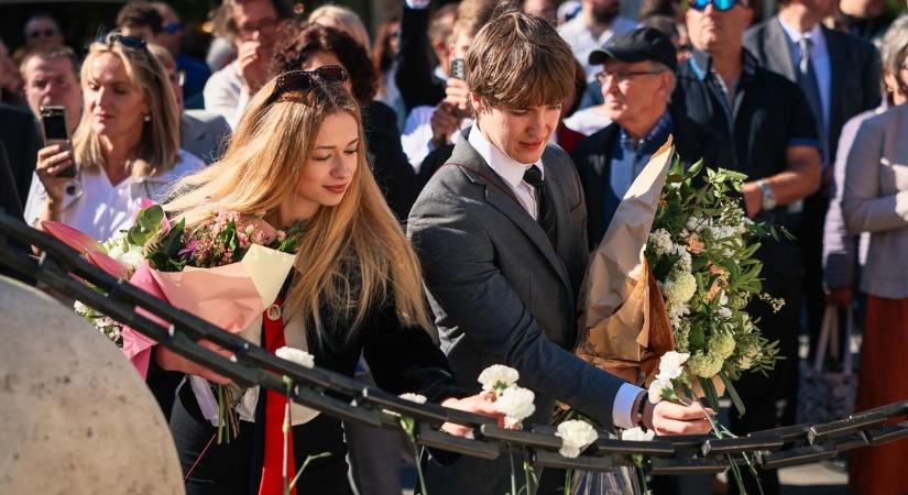 Így vonultak a dobós ballagók a Dobó-szoborhoz