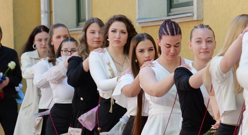 Közel nyolcvan diák ballagott a Corvinból