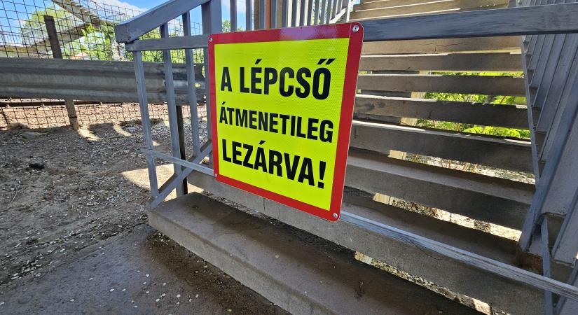 Továbbra is zárva a debreceni felüljáró két lépcsője