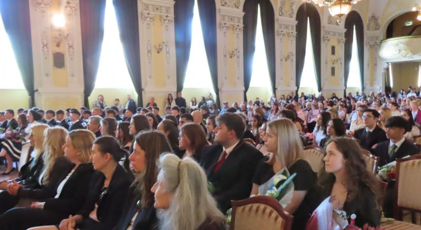 Tarisznyával a vállukon búcsúztak: elballagtak a Corvin végzős diákjai