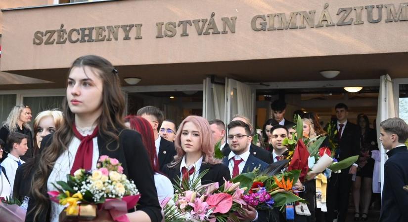 Meghatódott és vidám arcok búcsúztak: elballagtak a Széchenyi gimi végzősei Szolnokon – galériával