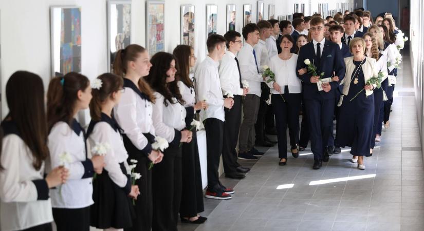 Imával ballagtak a Péterfy Sándor Evangélikus Gimnázium diákjai - fotók, videó