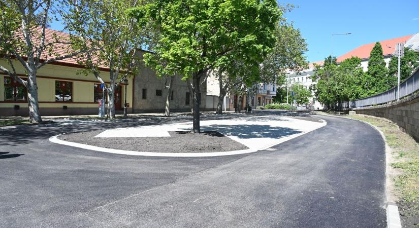 Parkolóházrendszer épülhet Szolnokon? Átadták az új belvárosi helyeket, de már nagyobb tervekről beszélnek